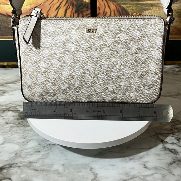 DKNY CROSSBODY BAG IN GUC - Picture 1 of 16